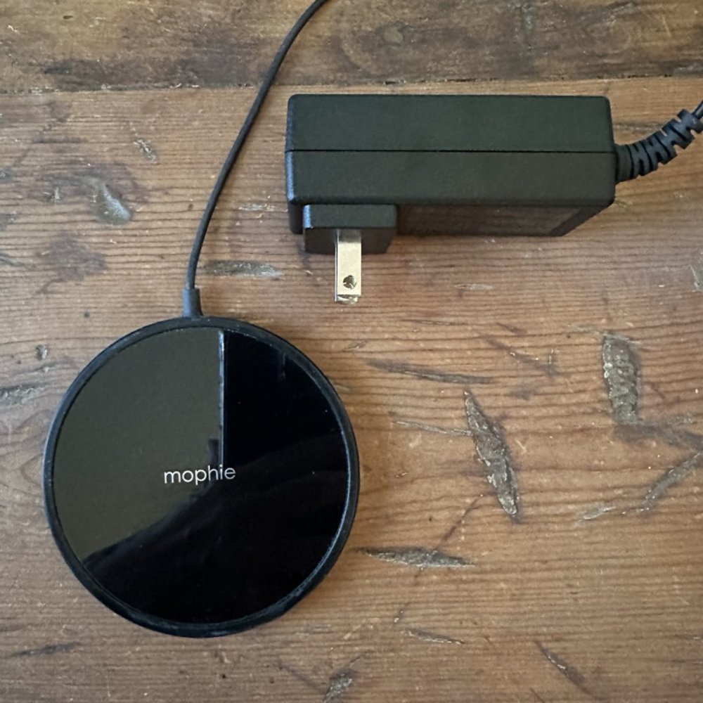 Mophie Qi Wireless Charger with Adapter, Black Gloss - Picture 3 of 3